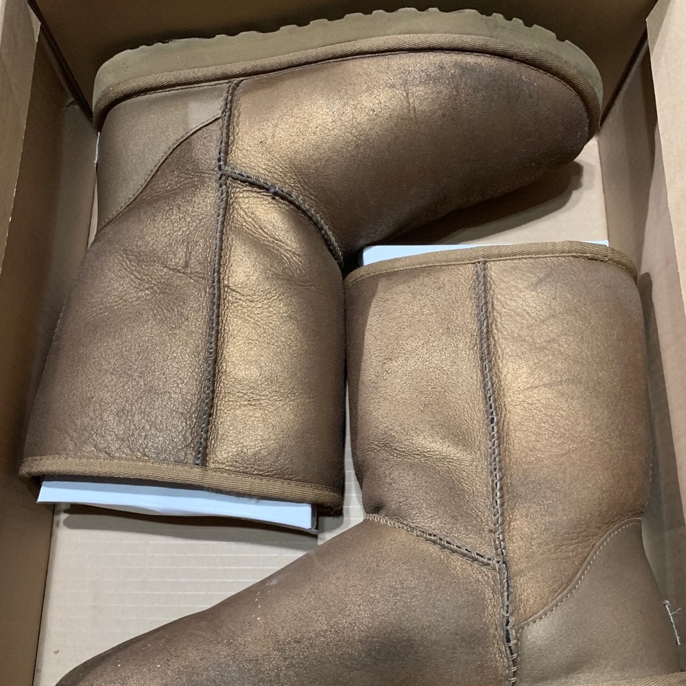 🛑SOLD!!🛑 Metallic Classic Short Ugg Boots Size 8